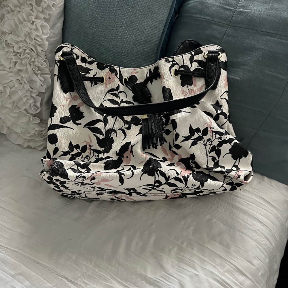 hardly used medium sized hand bag